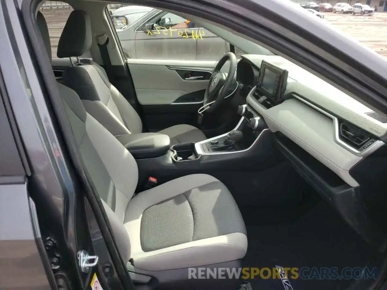 5 Photograph of a damaged car JTMRWRFV3KD008098 TOYOTA RAV4 2019