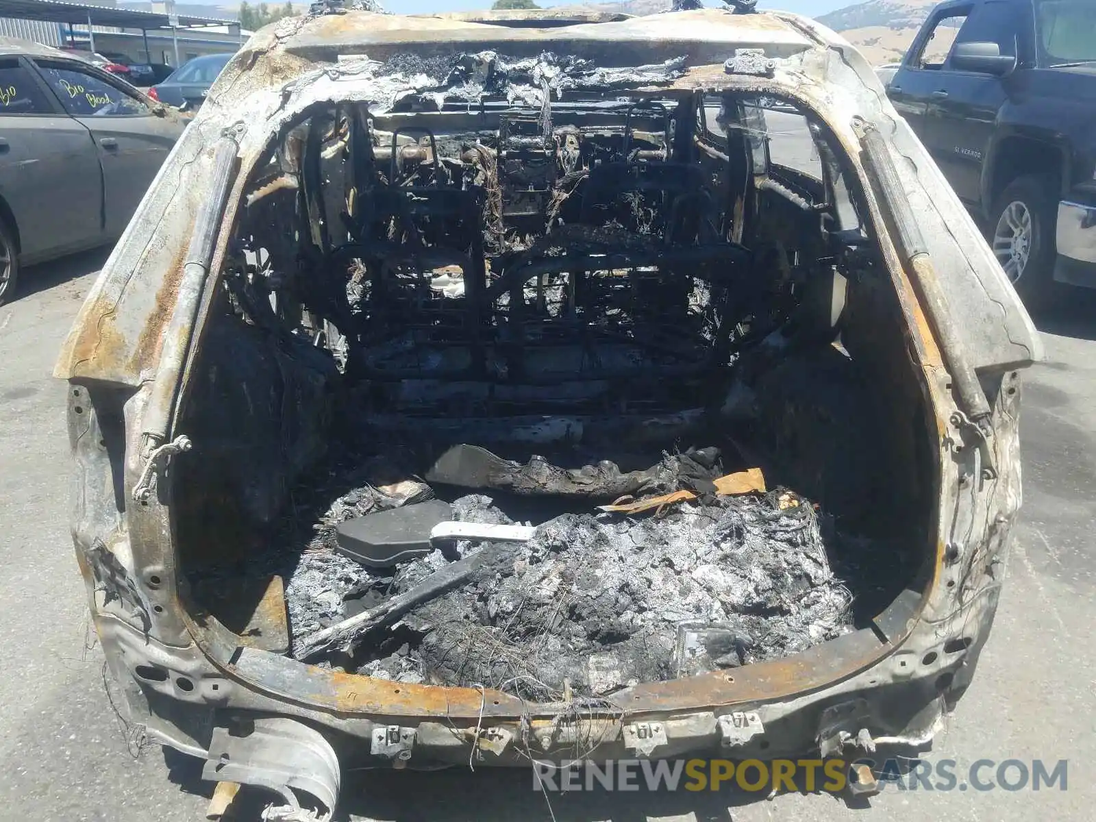 9 Photograph of a damaged car JTMRWRFV3KD012040 TOYOTA RAV4 2019