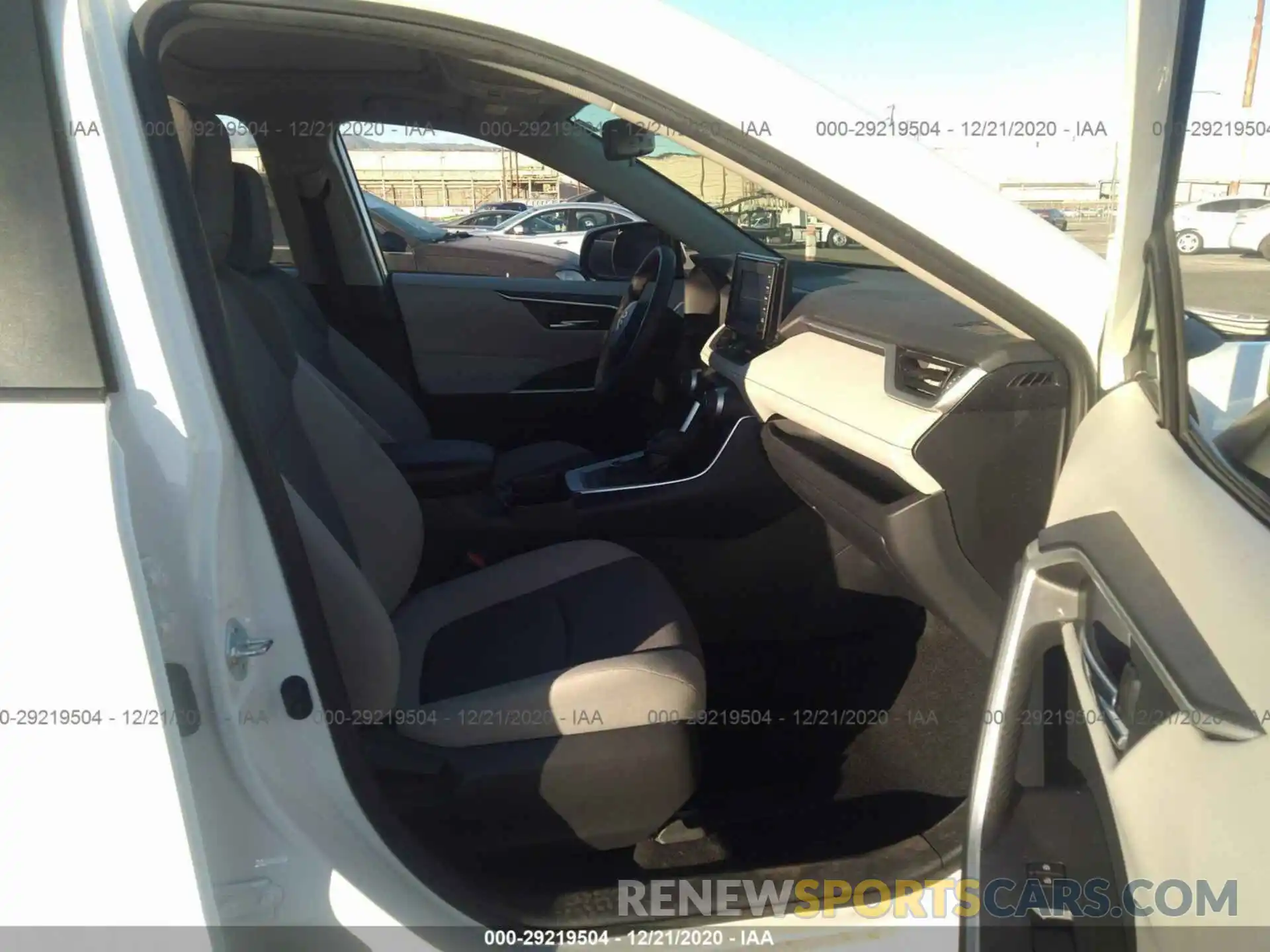 5 Photograph of a damaged car JTMRWRFV3KD508830 TOYOTA RAV4 2019