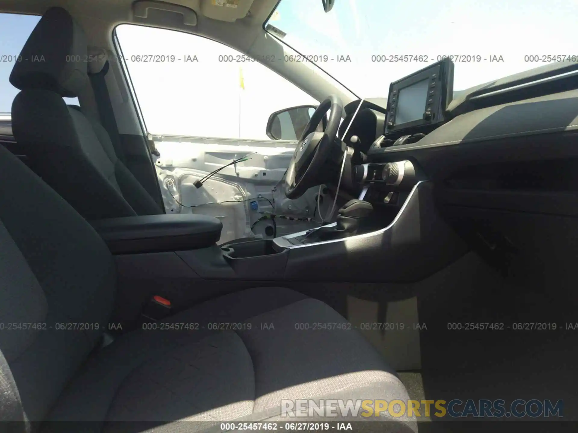 5 Photograph of a damaged car JTMRWRFV4KD007493 TOYOTA RAV4 2019