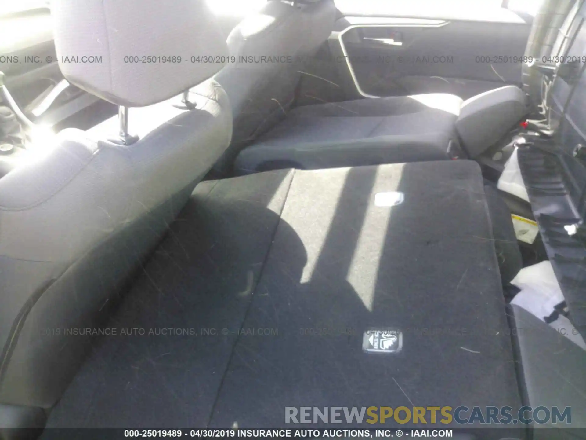 8 Фотография поврежденного автомобиля JTMRWRFV5KD004277 TOYOTA RAV4 2019