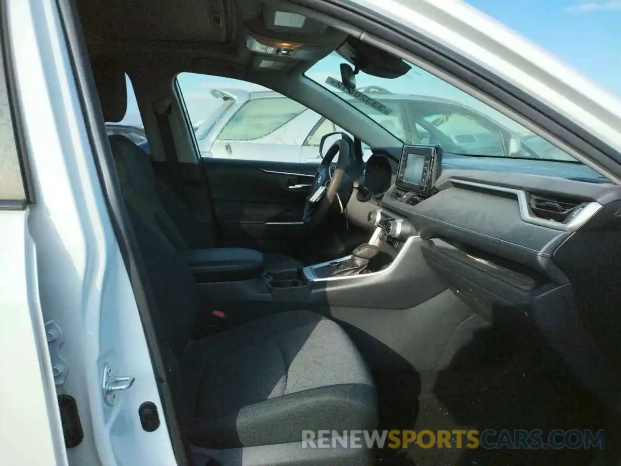 5 Photograph of a damaged car JTMRWRFVXKD025237 TOYOTA RAV4 2019