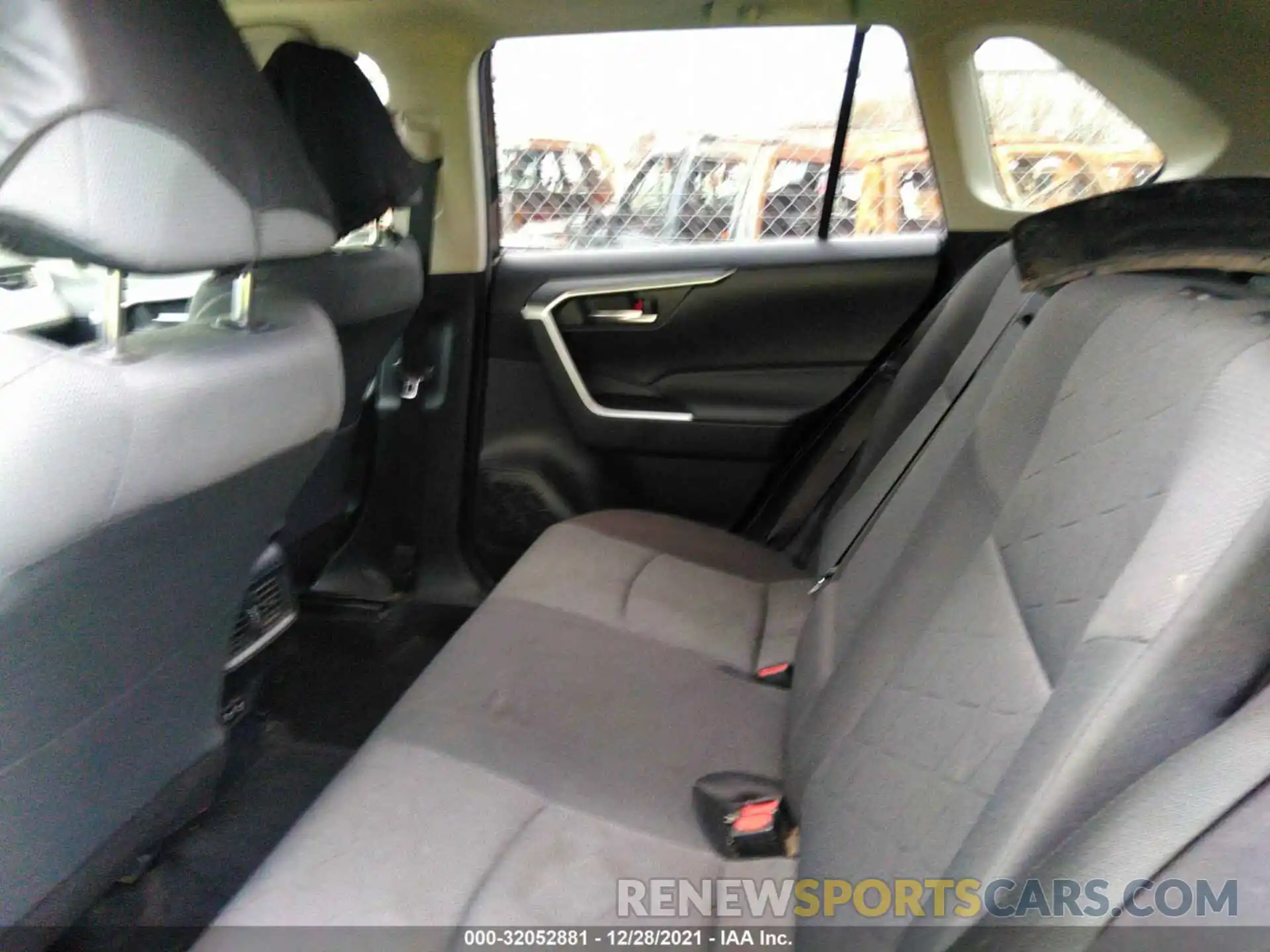 8 Фотография поврежденного автомобиля JTMW1RFV6KD010834 TOYOTA RAV4 2019