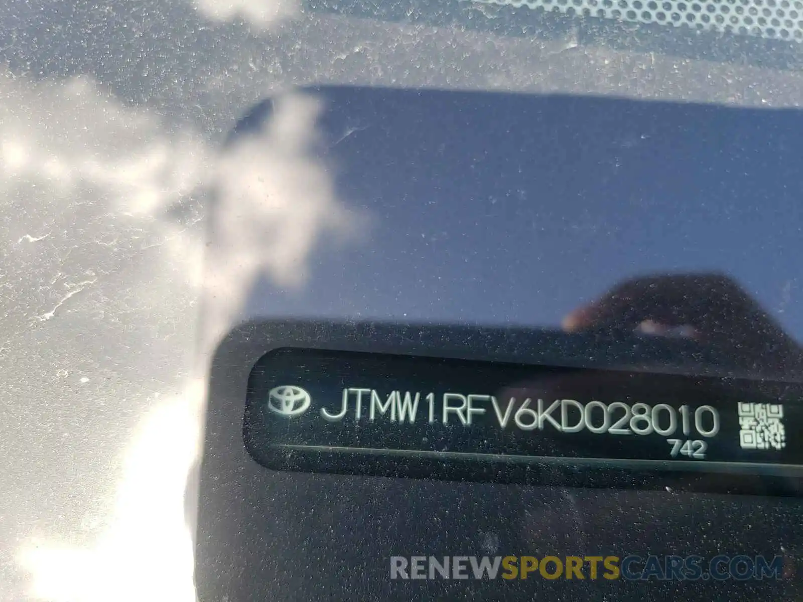 10 Photograph of a damaged car JTMW1RFV6KD028010 TOYOTA RAV4 2019