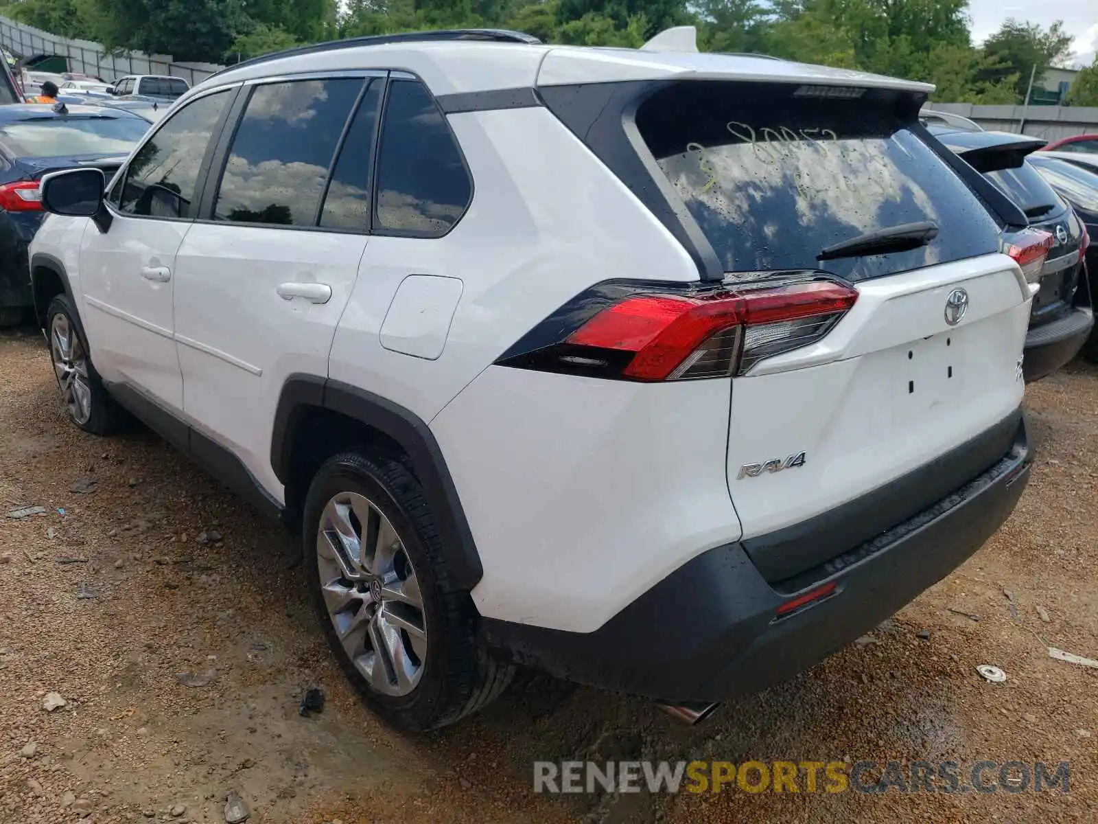 3 Photograph of a damaged car 2T3A1RFV0LW100754 TOYOTA RAV4 2020