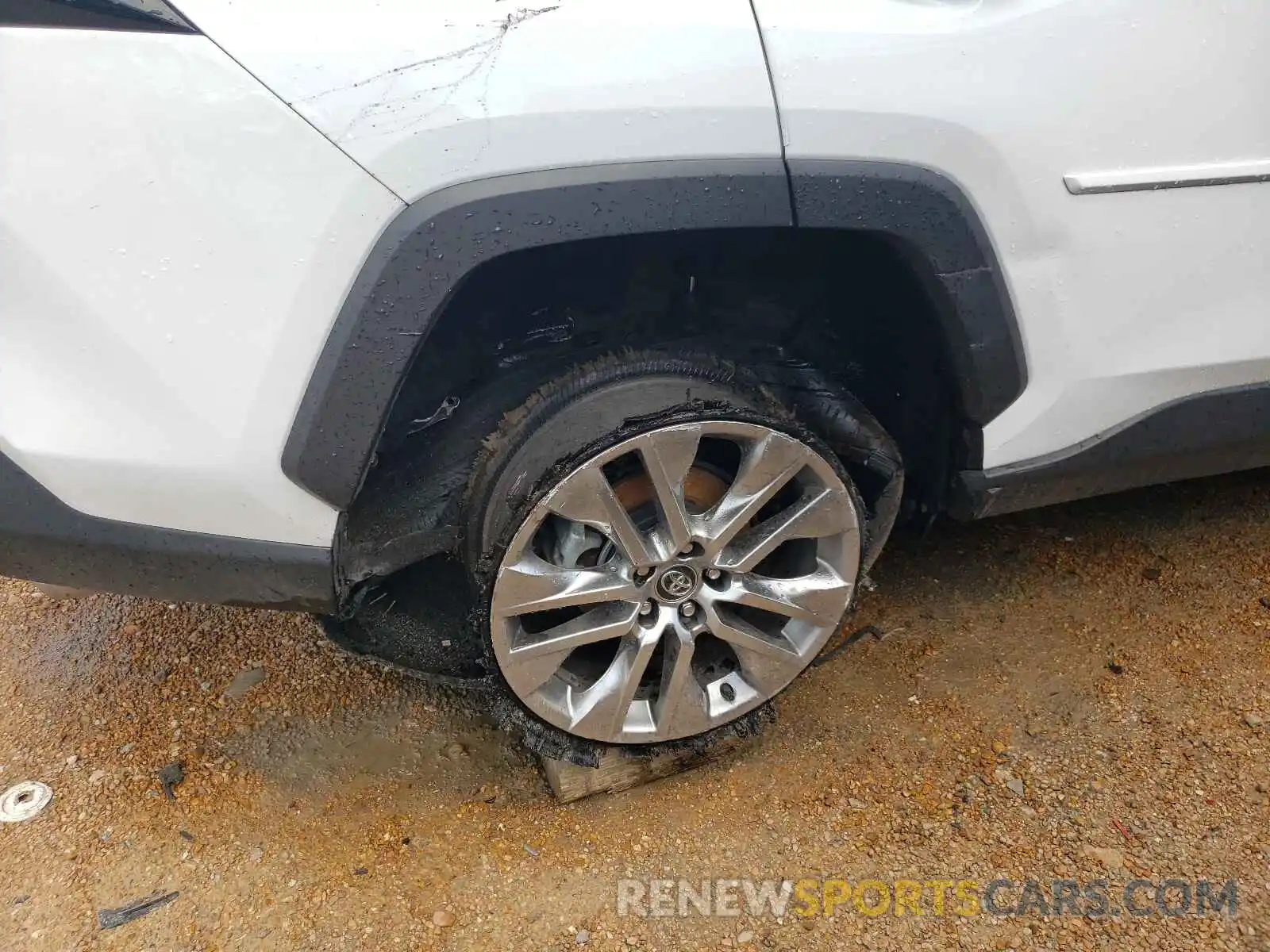 9 Photograph of a damaged car 2T3A1RFV0LW100754 TOYOTA RAV4 2020