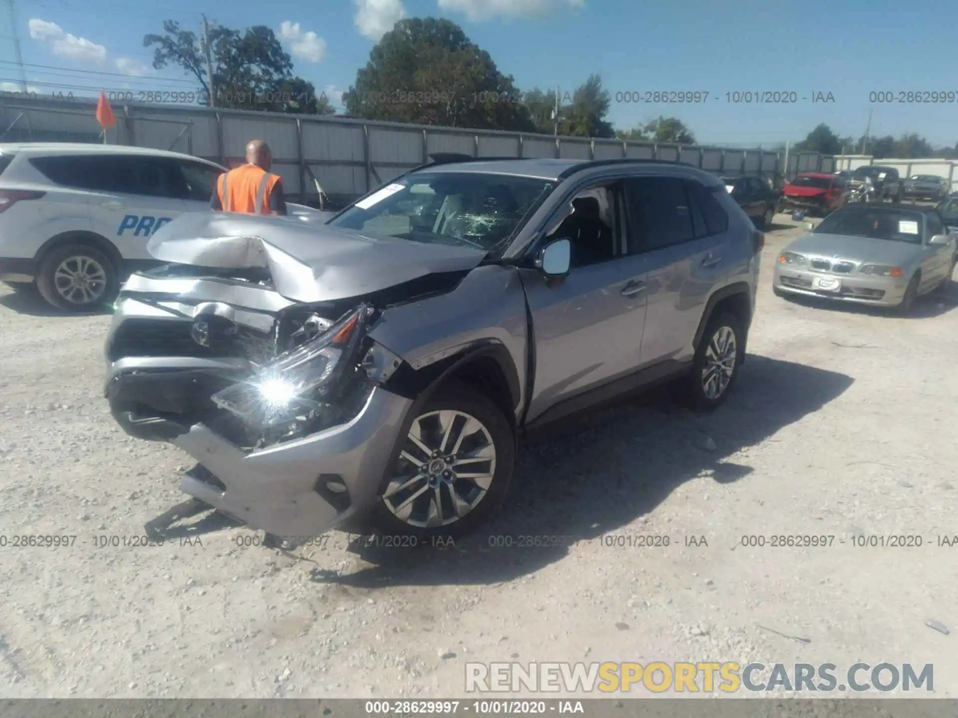 2 Photograph of a damaged car 2T3A1RFV1LW111102 TOYOTA RAV4 2020