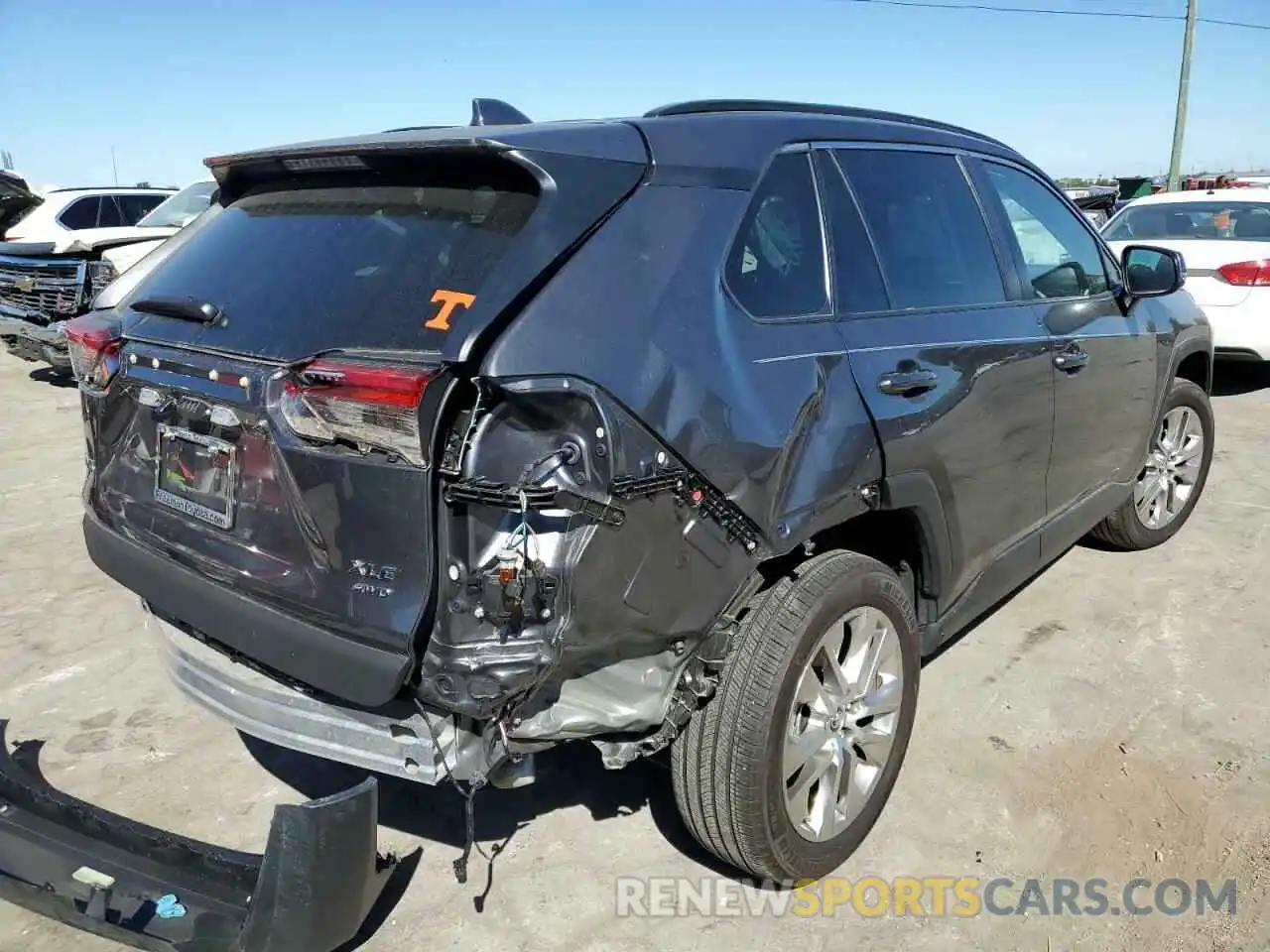 4 Photograph of a damaged car 2T3A1RFV2LW124120 TOYOTA RAV4 2020