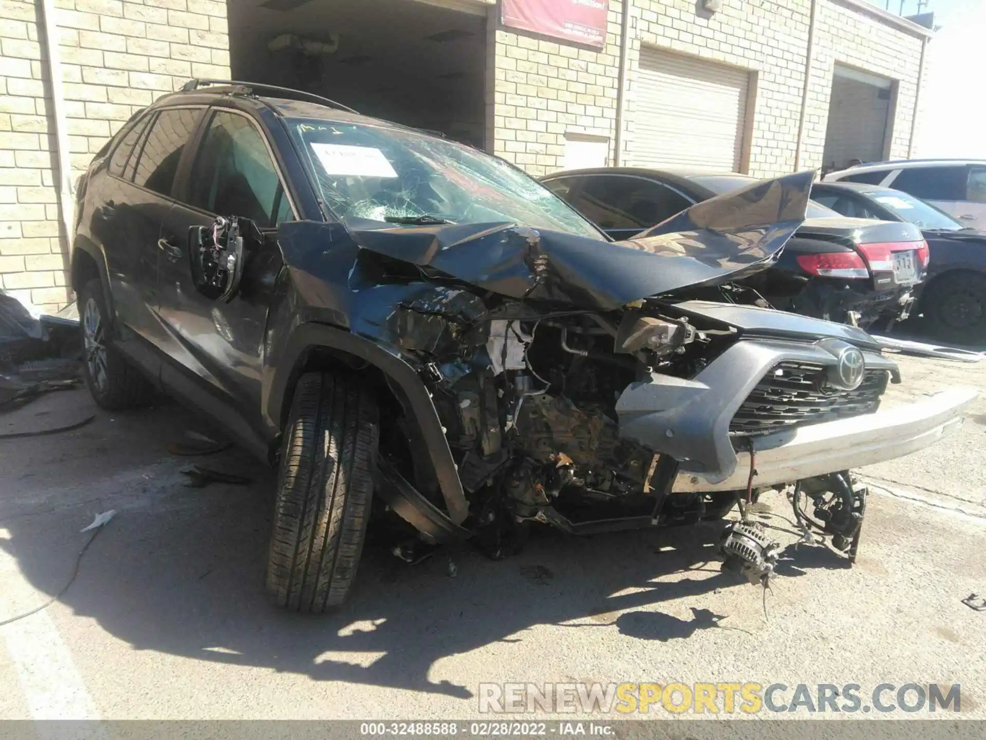 1 Photograph of a damaged car 2T3A1RFV4LC140403 TOYOTA RAV4 2020