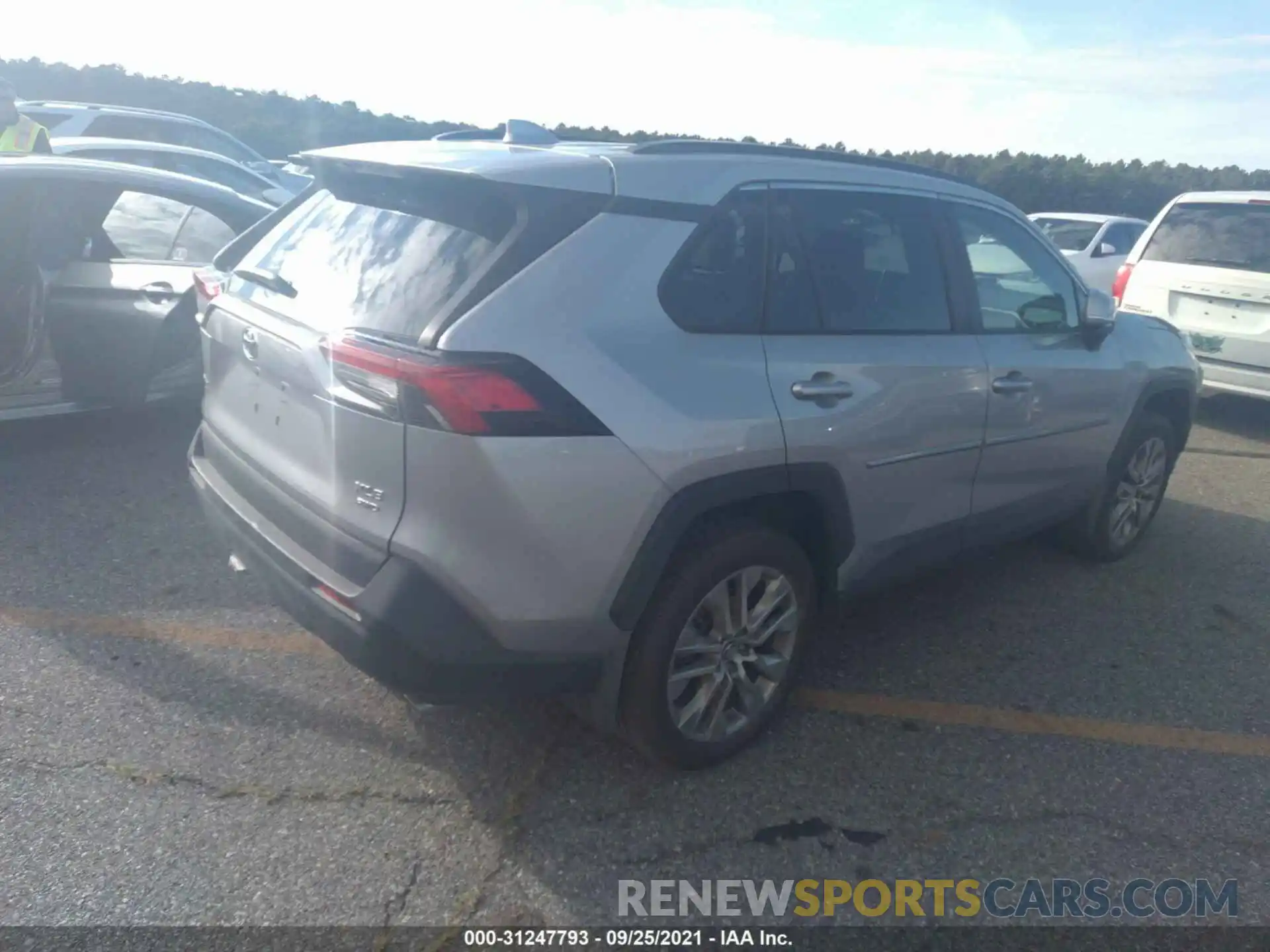 4 Photograph of a damaged car 2T3A1RFV8LW090040 TOYOTA RAV4 2020