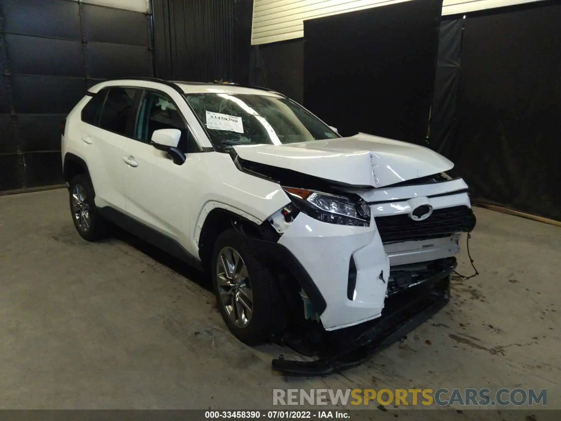 1 Photograph of a damaged car 2T3A1RFV8LW099207 TOYOTA RAV4 2020