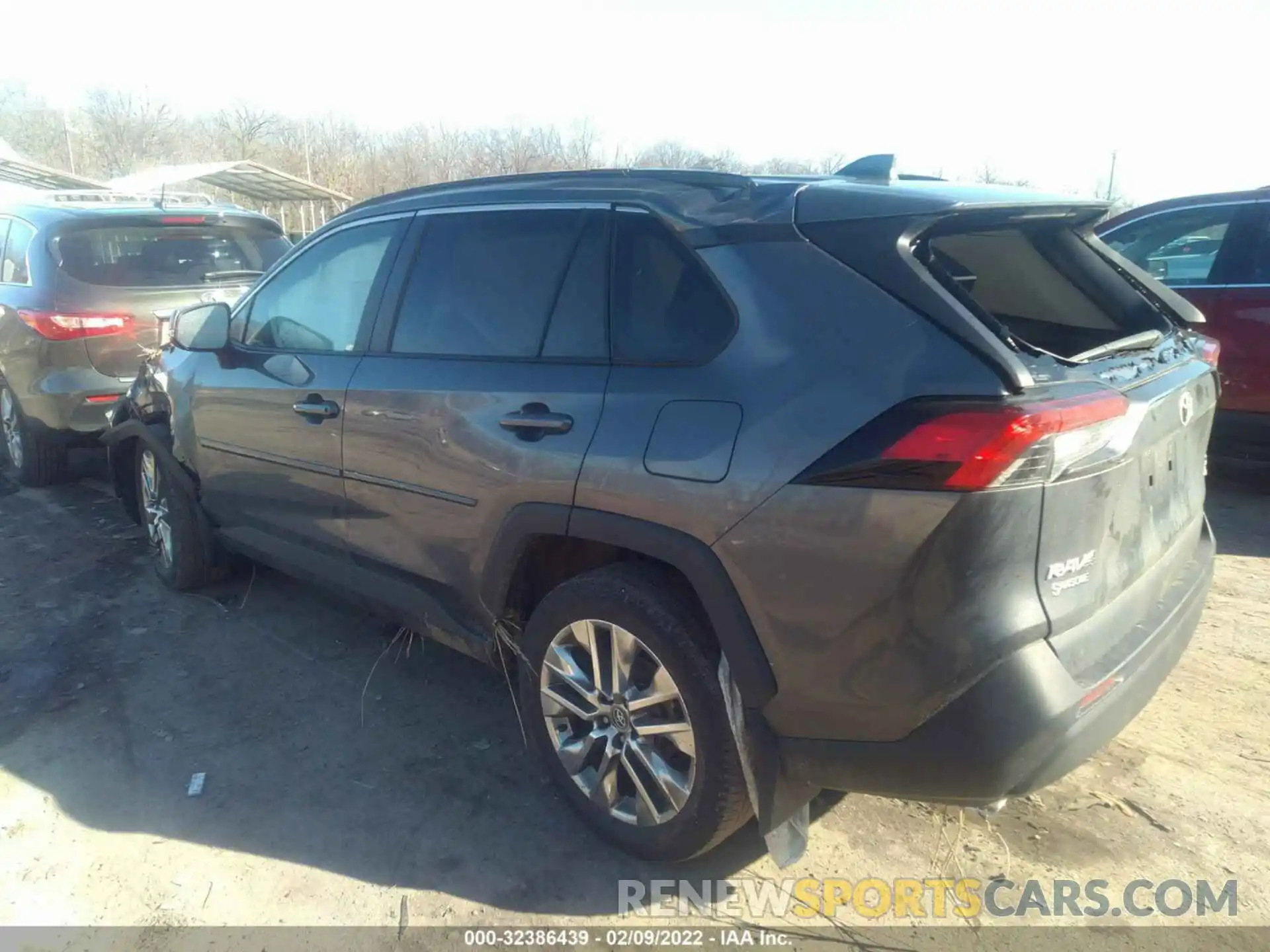 3 Photograph of a damaged car 2T3A1RFV9LC071658 TOYOTA RAV4 2020