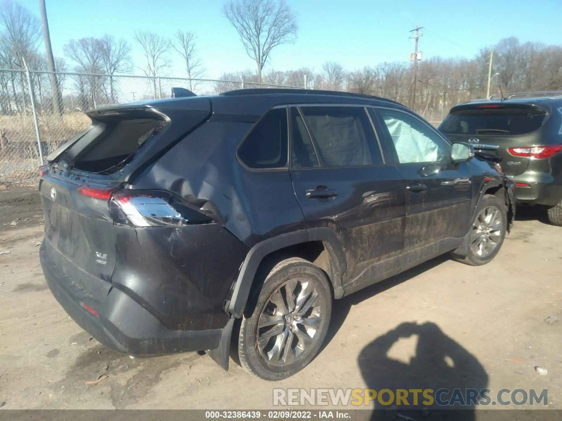 4 Photograph of a damaged car 2T3A1RFV9LC071658 TOYOTA RAV4 2020