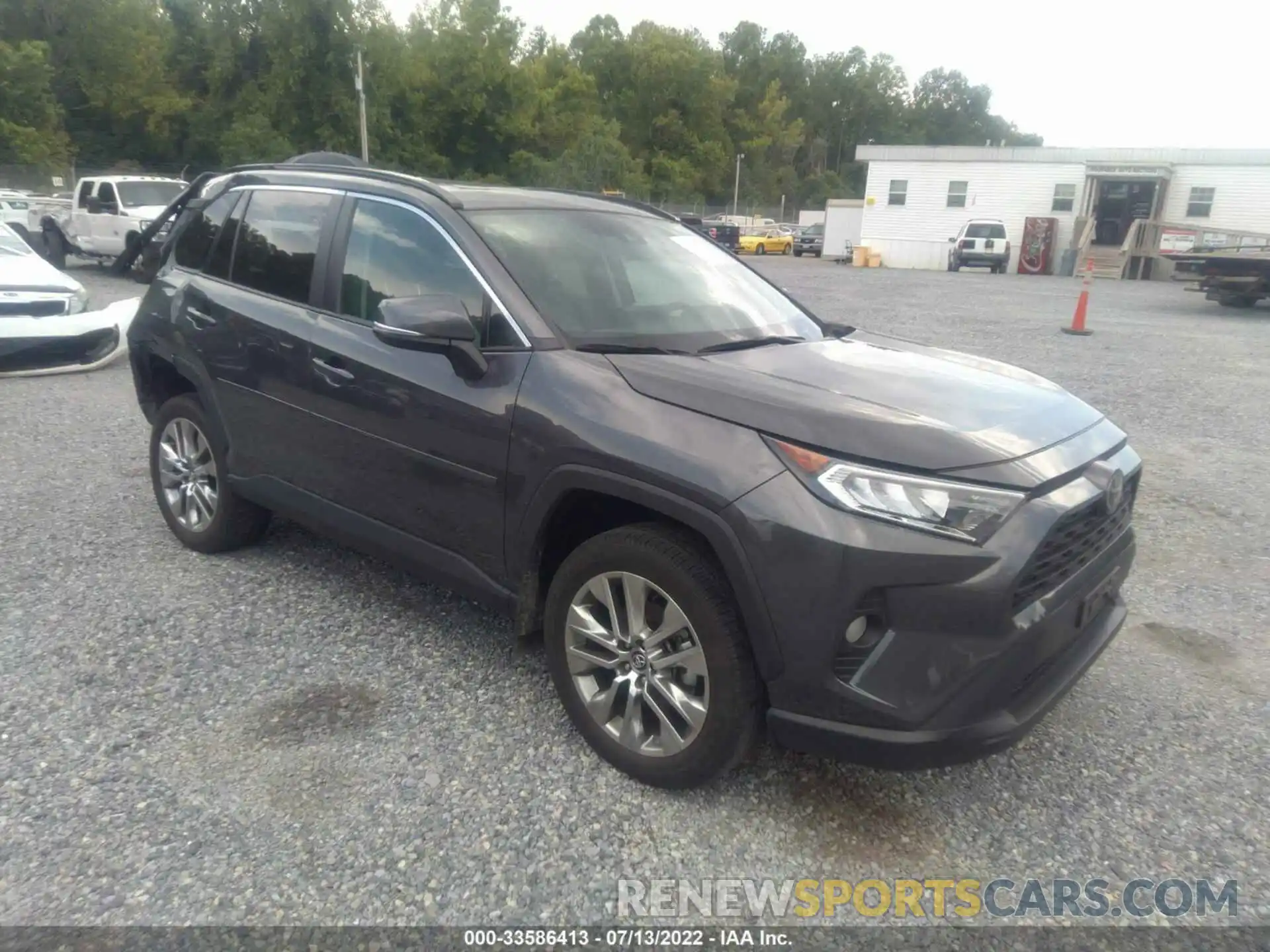 1 Photograph of a damaged car 2T3A1RFVXLW092419 TOYOTA RAV4 2020