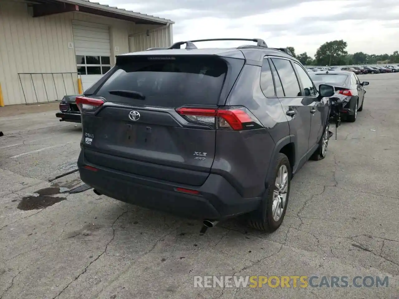 4 Photograph of a damaged car 2T3A1RFVXLW106643 TOYOTA RAV4 2020