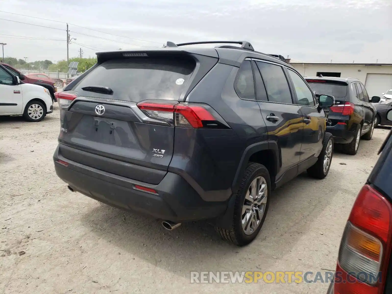 4 Photograph of a damaged car 2T3A1RFVXLW135530 TOYOTA RAV4 2020