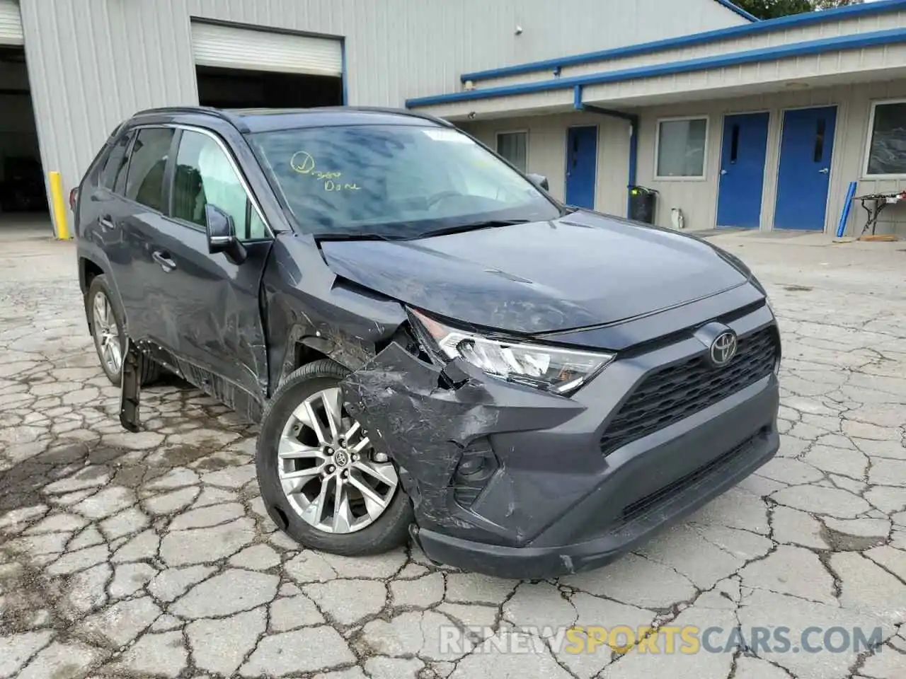 1 Фотография поврежденного автомобиля 2T3A1RFVXLW135835 TOYOTA RAV4 2020