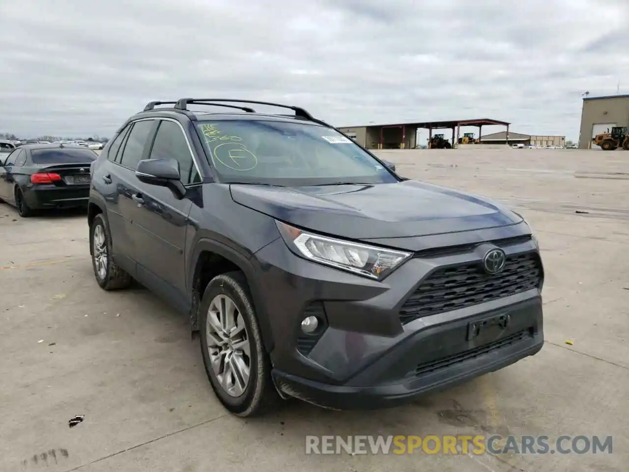 1 Photograph of a damaged car 2T3C1RFV0LW079770 TOYOTA RAV4 2020