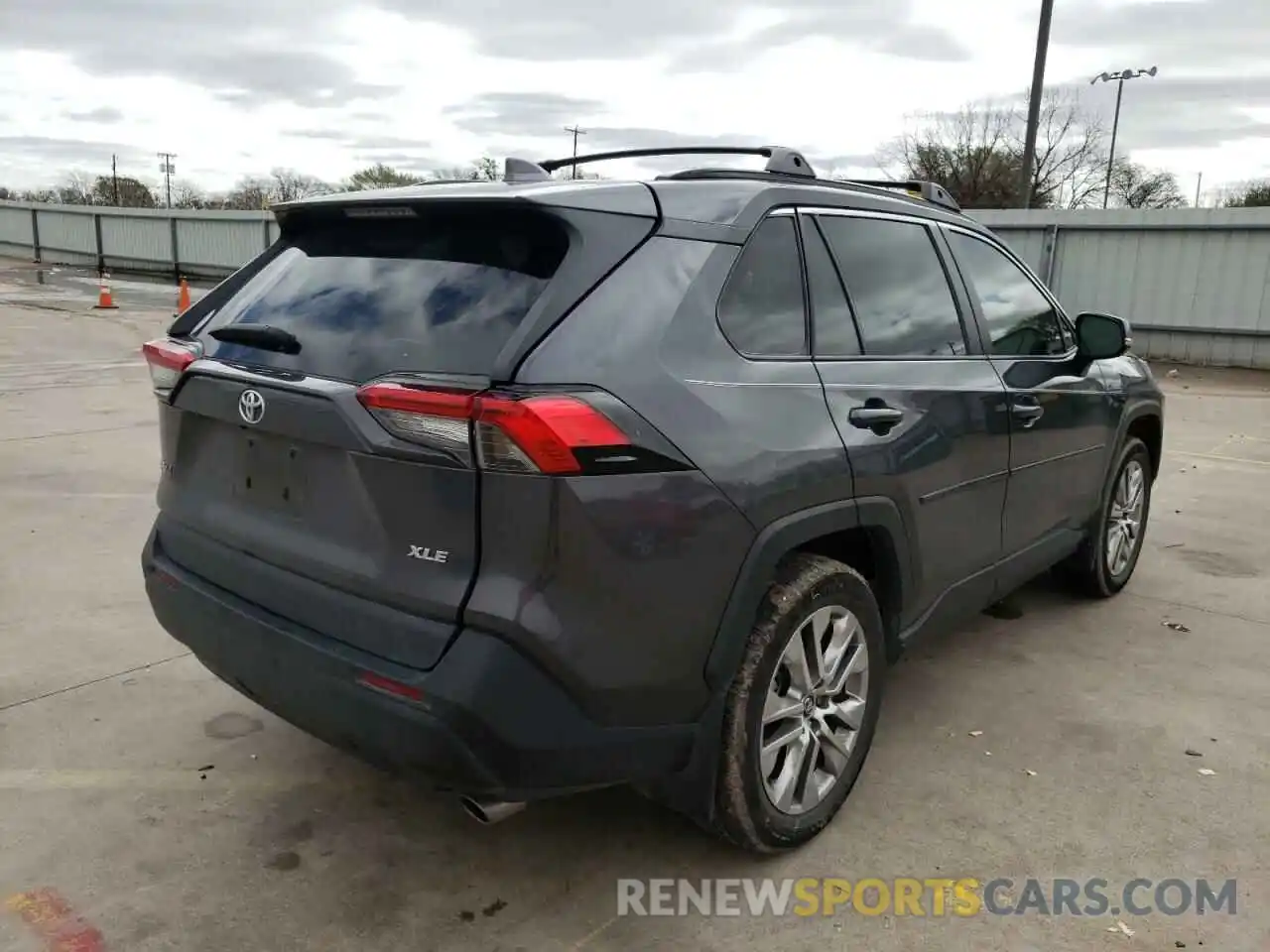 4 Photograph of a damaged car 2T3C1RFV0LW079770 TOYOTA RAV4 2020