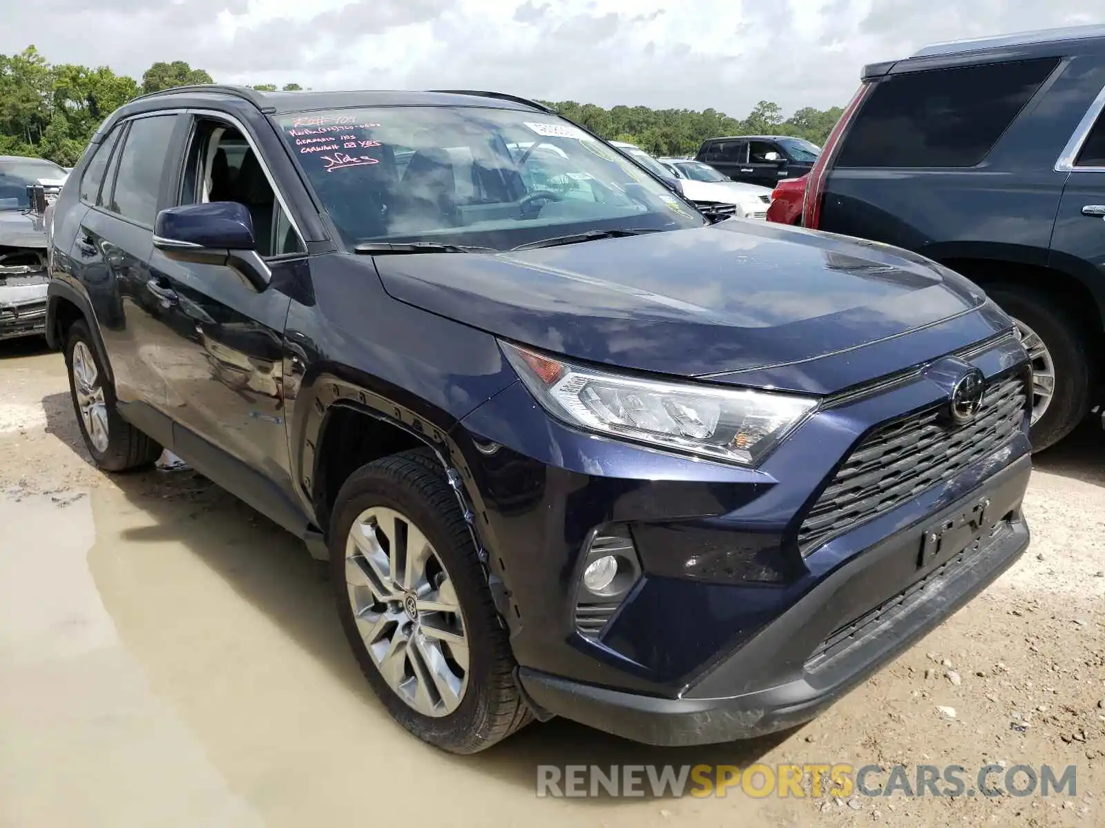 1 Photograph of a damaged car 2T3C1RFV0LW092101 TOYOTA RAV4 2020