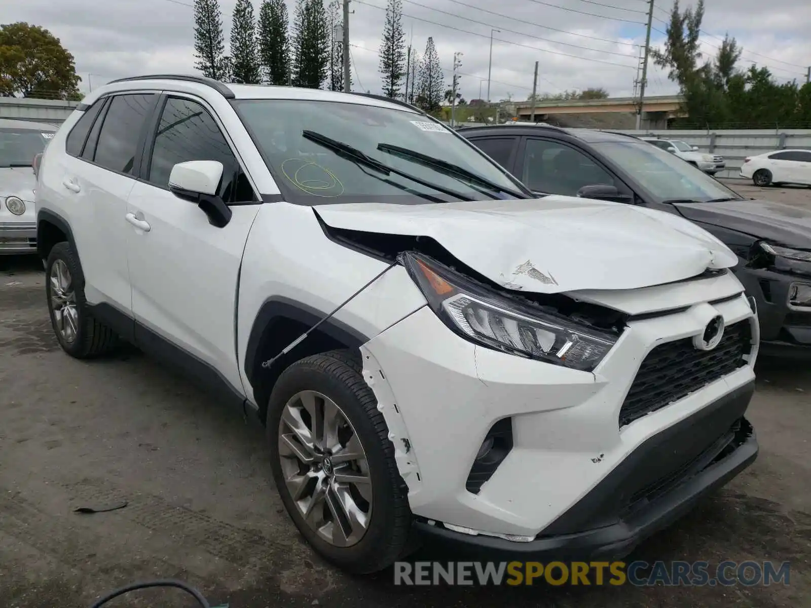 1 Photograph of a damaged car 2T3C1RFV2LC041412 TOYOTA RAV4 2020