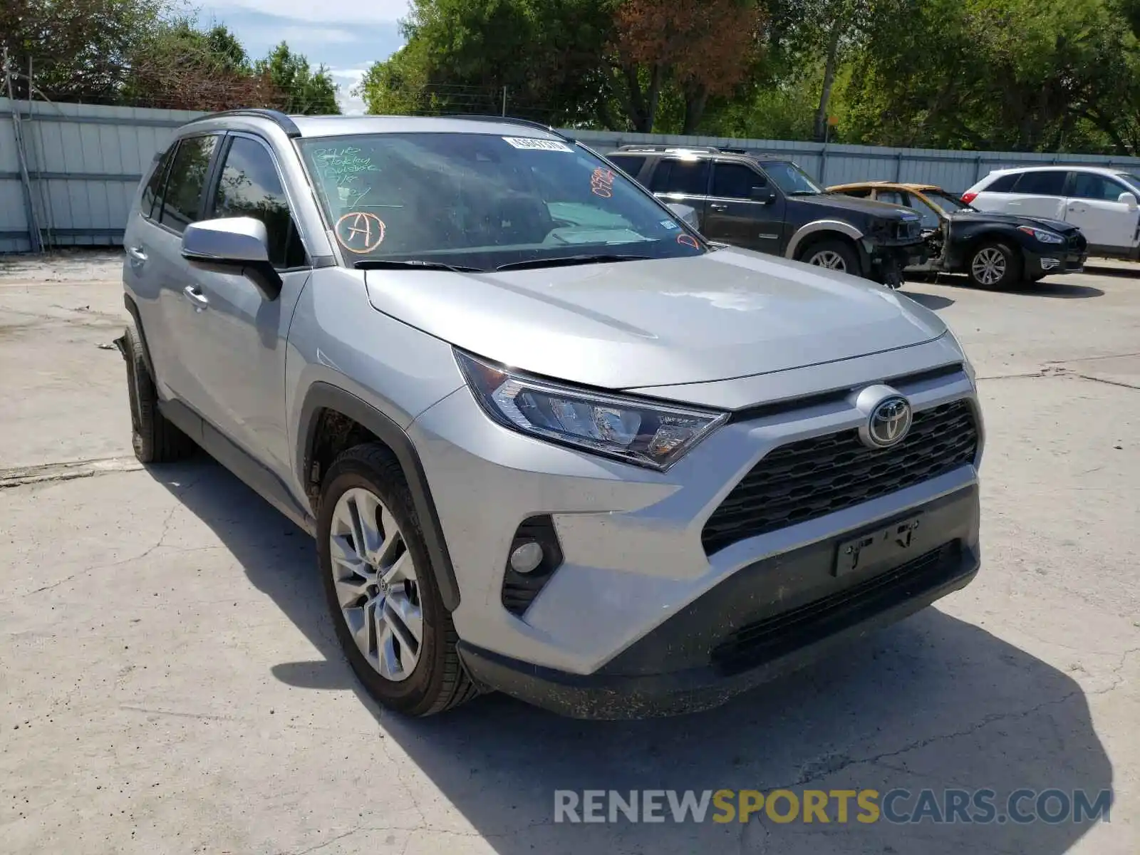 1 Фотография поврежденного автомобиля 2T3C1RFV2LW077387 TOYOTA RAV4 2020