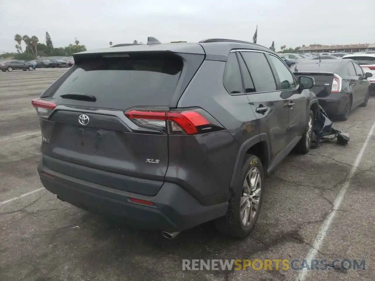 4 Photograph of a damaged car 2T3C1RFV3LW072988 TOYOTA RAV4 2020