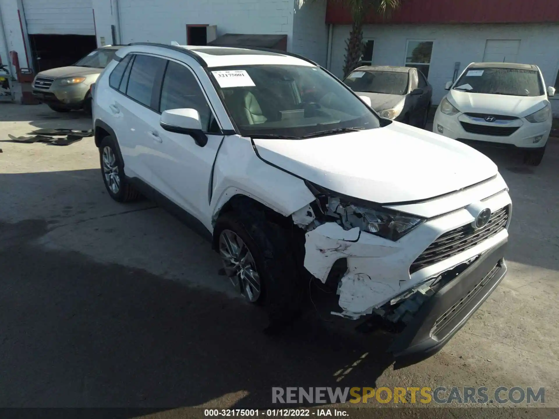 1 Photograph of a damaged car 2T3C1RFV4LC065517 TOYOTA RAV4 2020