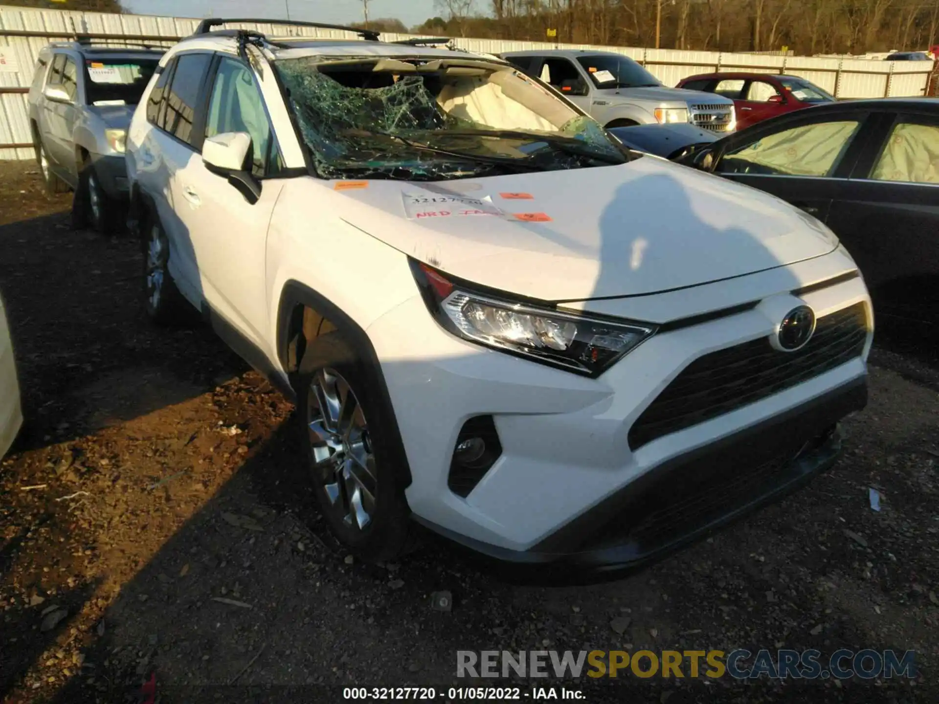 1 Photograph of a damaged car 2T3C1RFV4LW075530 TOYOTA RAV4 2020