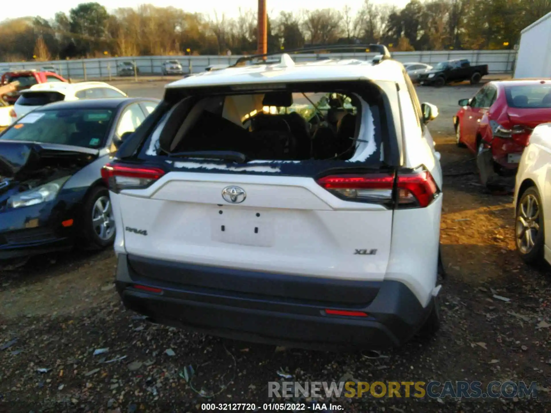 8 Photograph of a damaged car 2T3C1RFV4LW075530 TOYOTA RAV4 2020