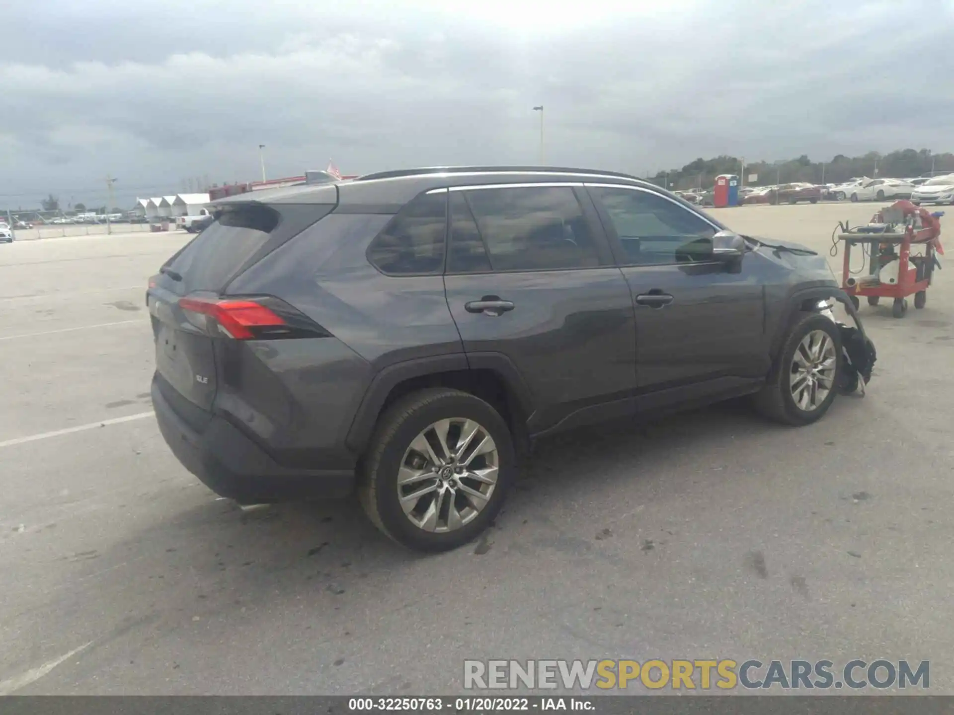 4 Photograph of a damaged car 2T3C1RFV5LW094569 TOYOTA RAV4 2020