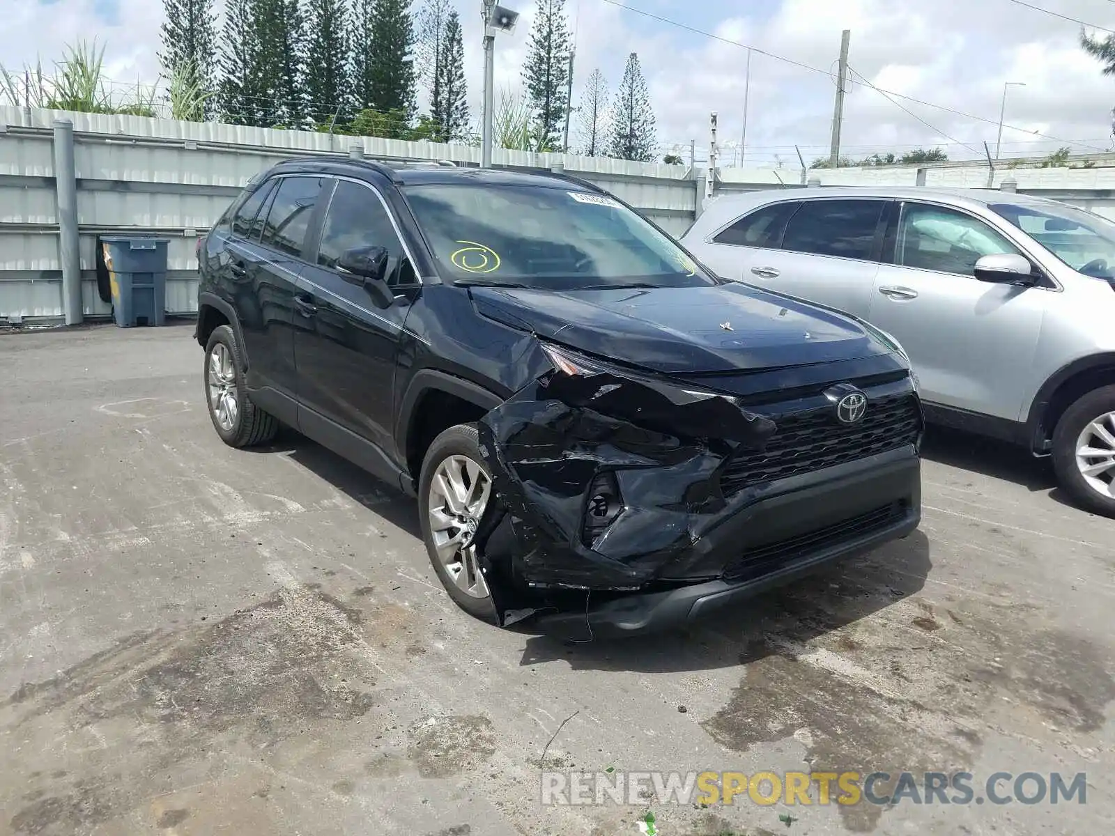 1 Photograph of a damaged car 2T3C1RFV7LC068380 TOYOTA RAV4 2020