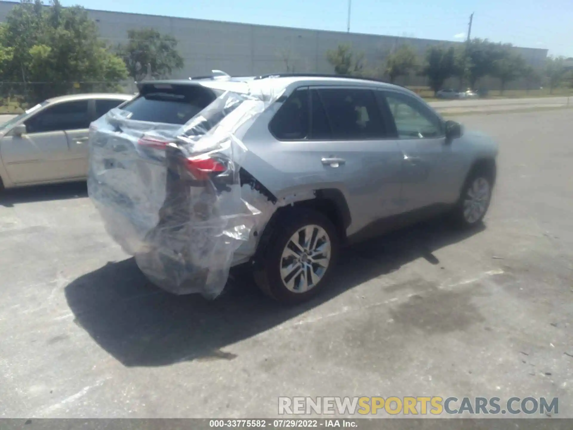 4 Photograph of a damaged car 2T3C1RFV8LC081428 TOYOTA RAV4 2020