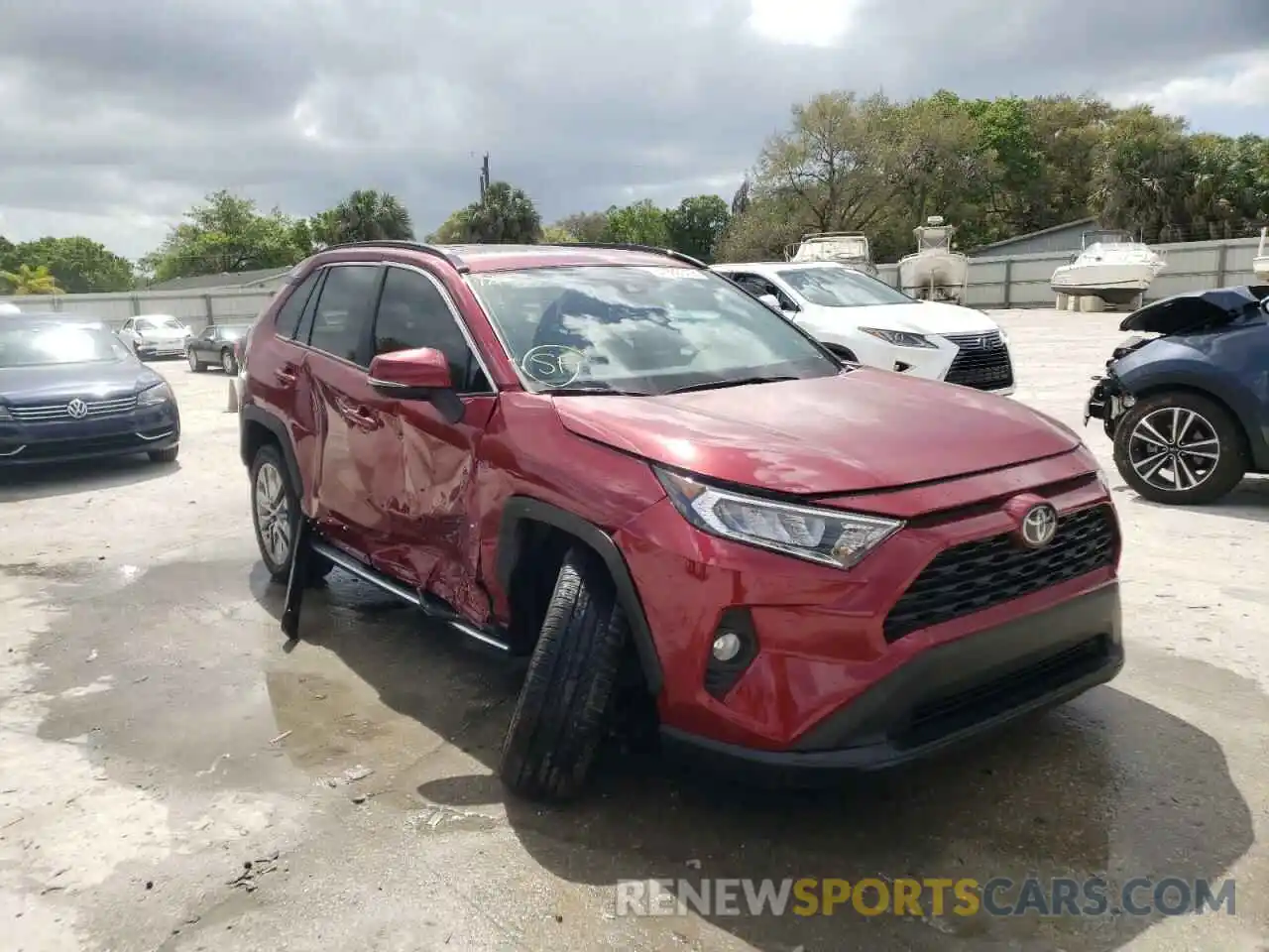 1 Photograph of a damaged car 2T3C1RFV8LW059850 TOYOTA RAV4 2020