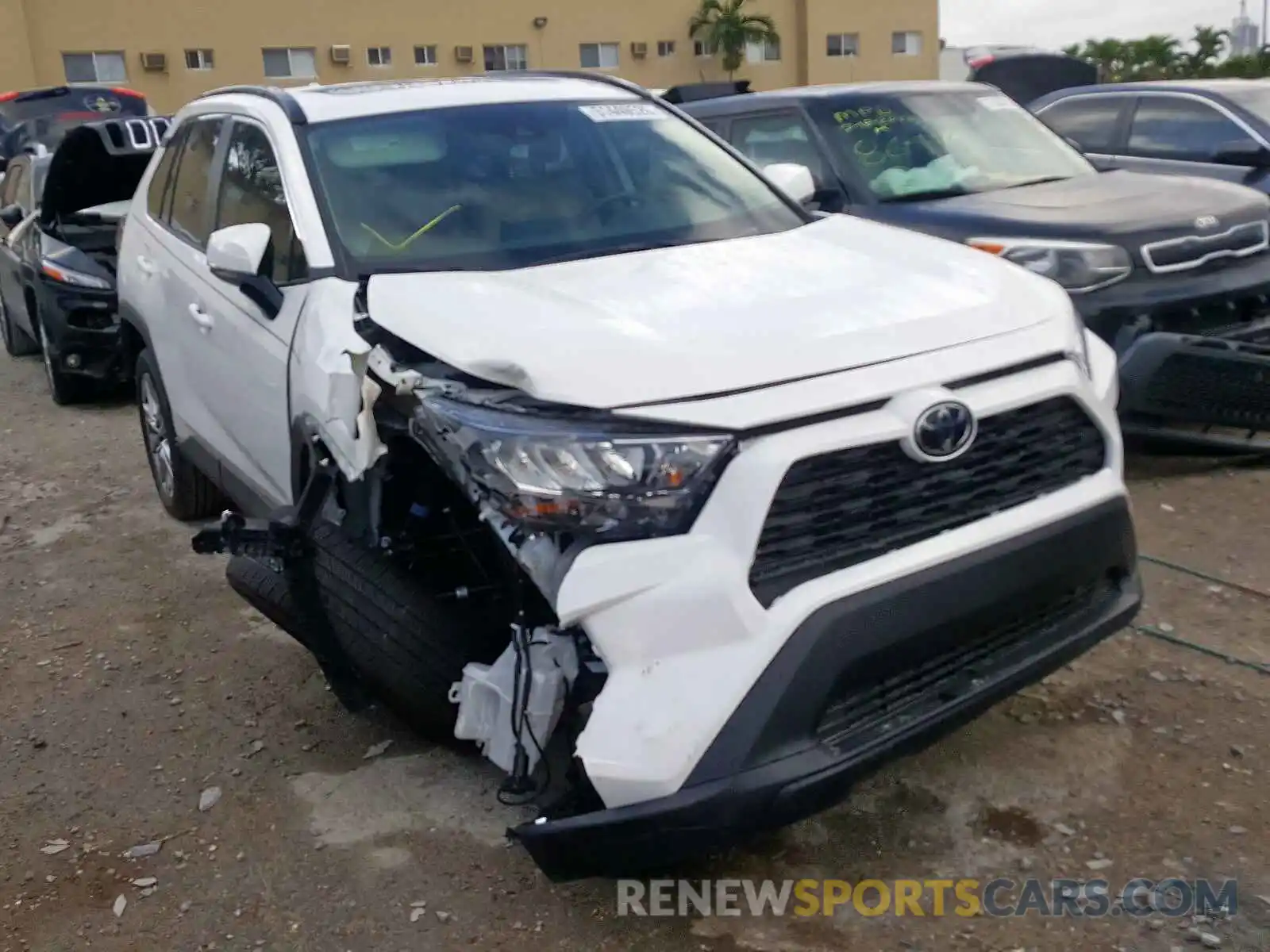 1 Photograph of a damaged car 2T3C1RFV8LW062571 TOYOTA RAV4 2020