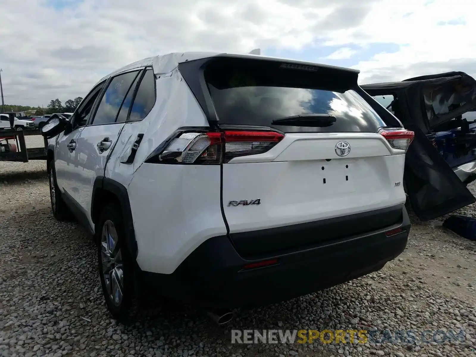 3 Photograph of a damaged car 2T3C1RFV9LC040712 TOYOTA RAV4 2020