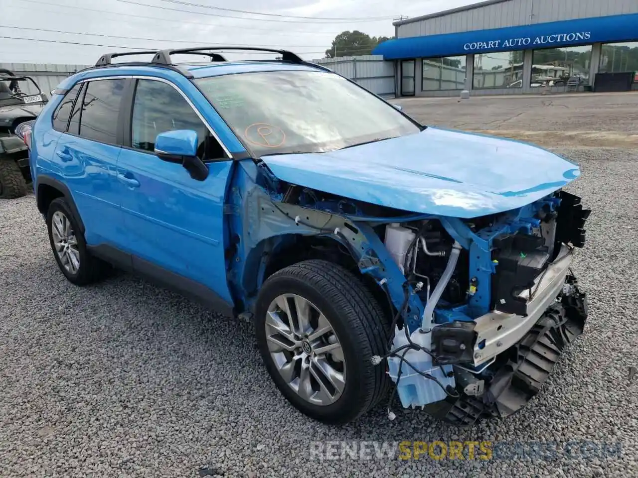 1 Photograph of a damaged car 2T3C1RFVXLW094681 TOYOTA RAV4 2020