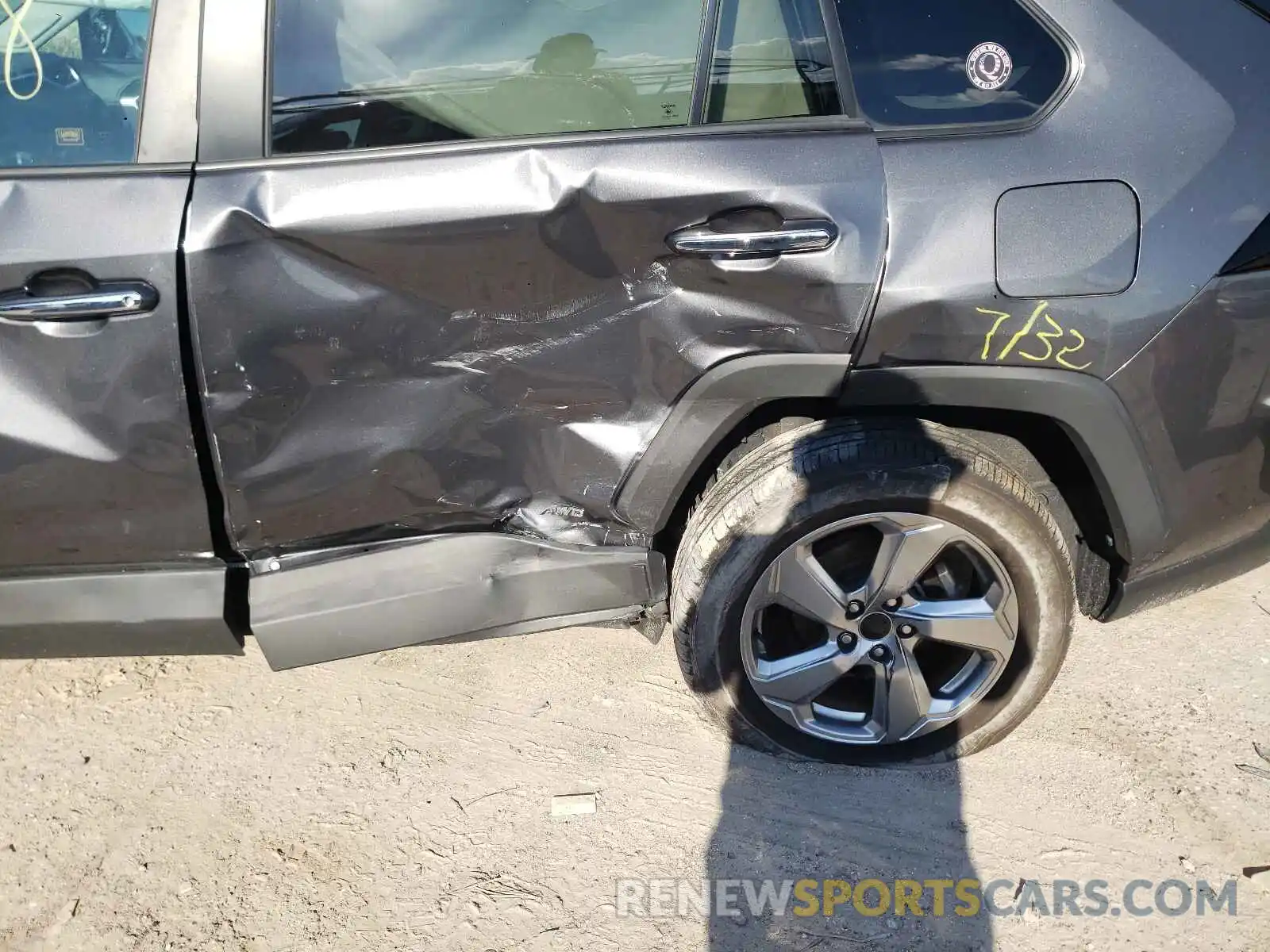 9 Photograph of a damaged car 2T3DWRFV5LW073548 TOYOTA RAV4 2020