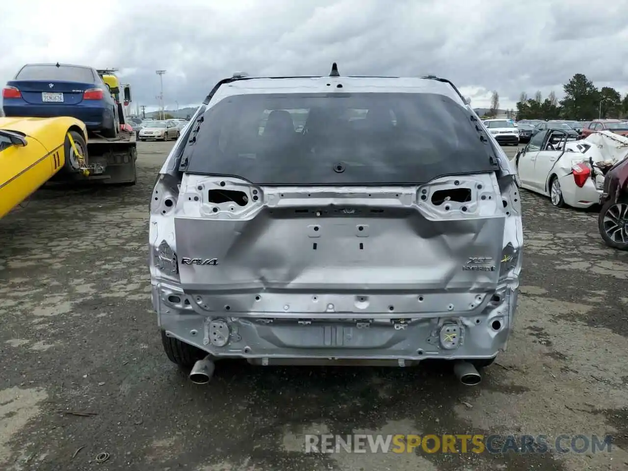 6 Photograph of a damaged car 2T3E6RFV3LW001140 TOYOTA RAV4 2020