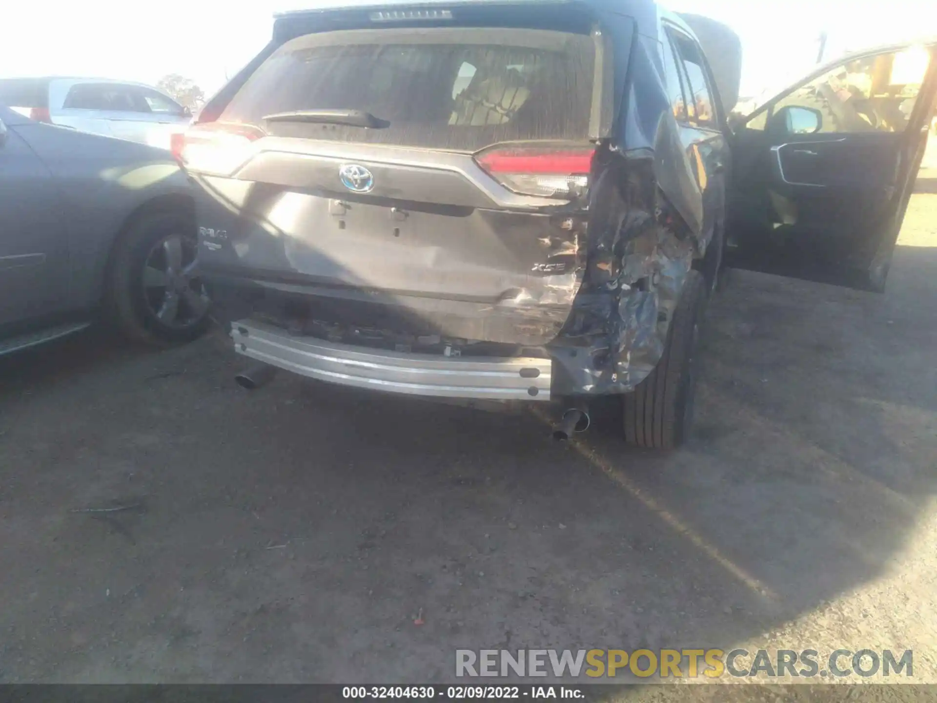 6 Photograph of a damaged car 2T3E6RFV4LW001633 TOYOTA RAV4 2020