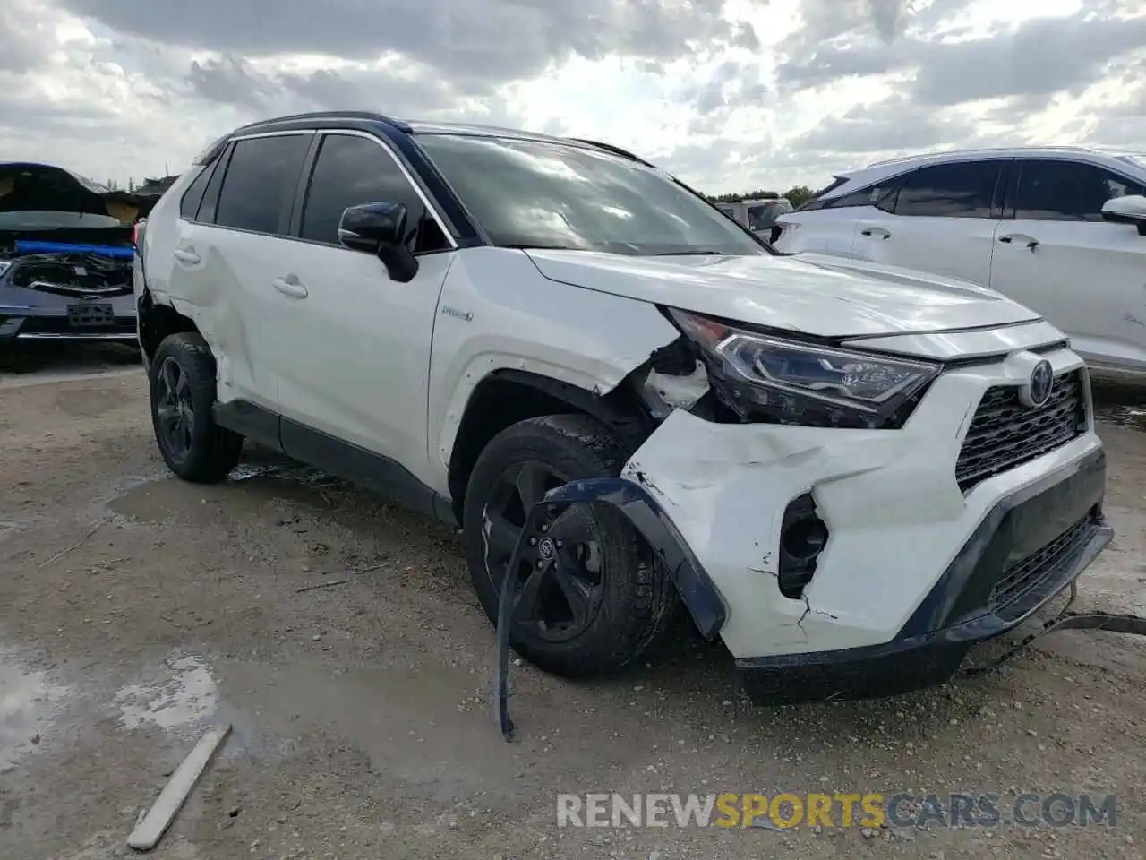 1 Photograph of a damaged car 2T3EWRFV0LW054944 TOYOTA RAV4 2020