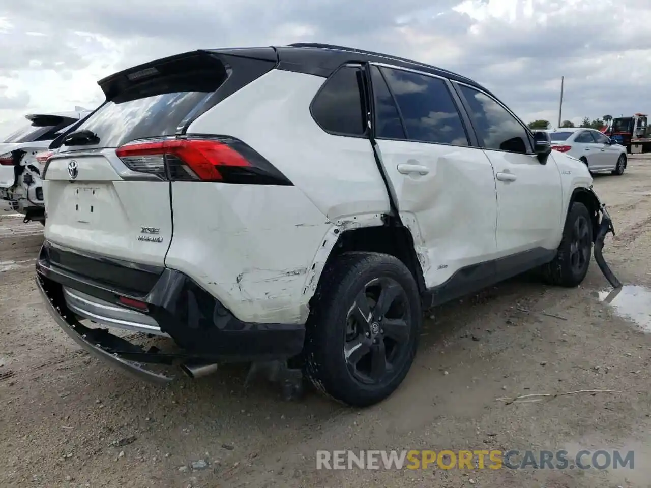 4 Photograph of a damaged car 2T3EWRFV0LW054944 TOYOTA RAV4 2020