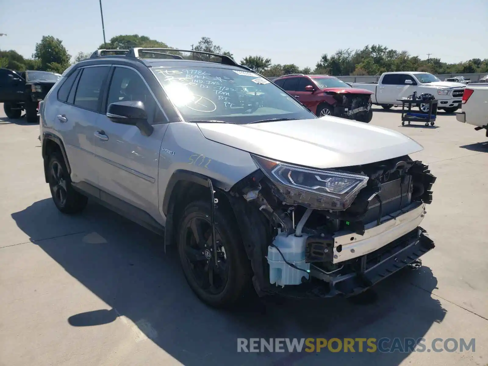 1 Photograph of a damaged car 2T3EWRFV0LW056788 TOYOTA RAV4 2020