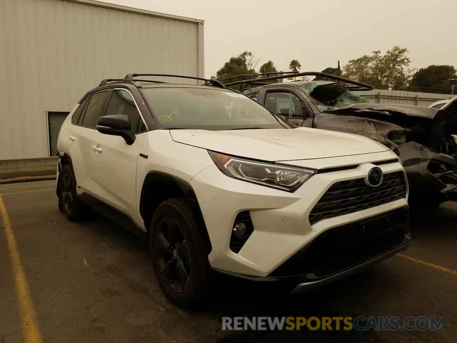 1 Photograph of a damaged car 2T3EWRFV0LW059299 TOYOTA RAV4 2020