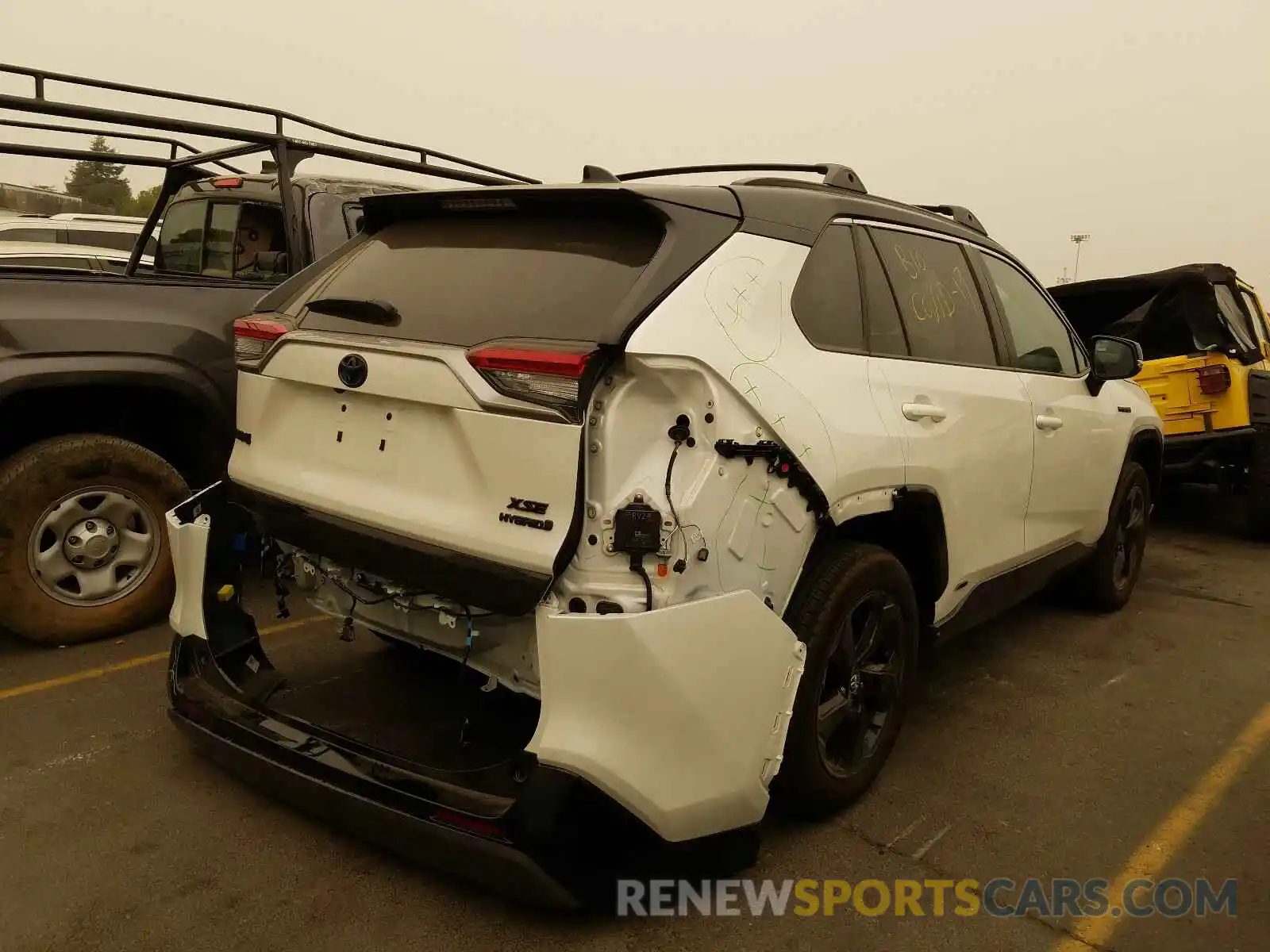 4 Photograph of a damaged car 2T3EWRFV0LW059299 TOYOTA RAV4 2020