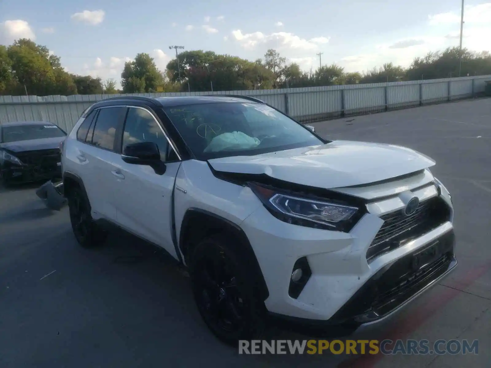 1 Photograph of a damaged car 2T3EWRFV0LW074689 TOYOTA RAV4 2020