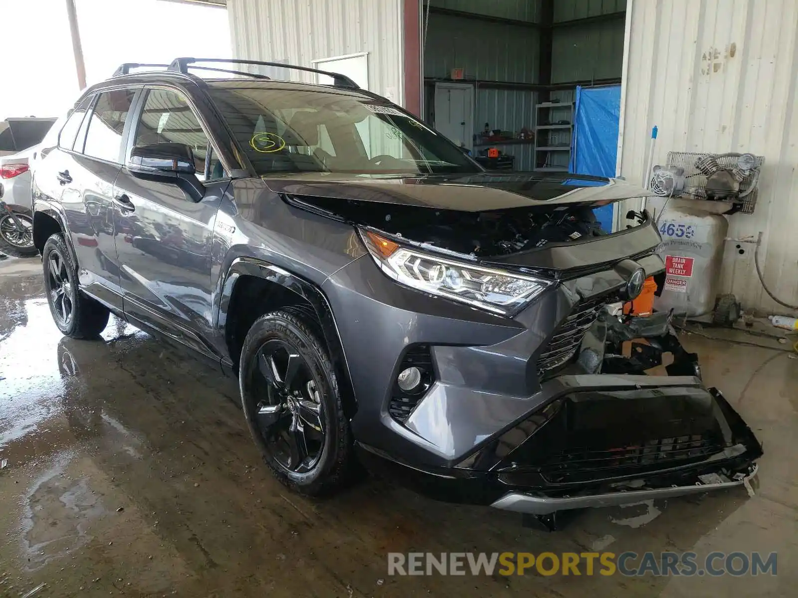 1 Photograph of a damaged car 2T3EWRFV0LW082694 TOYOTA RAV4 2020