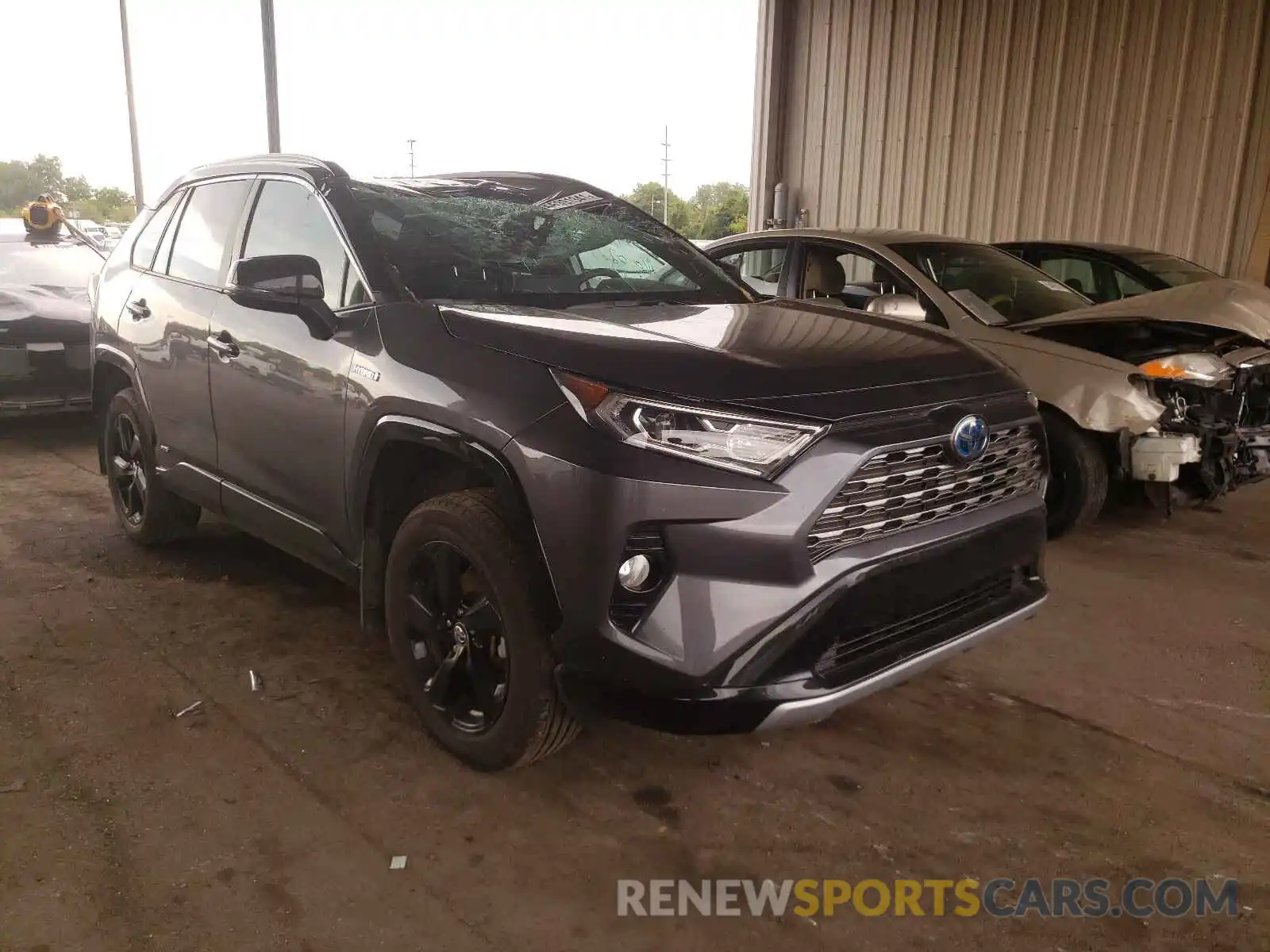 1 Photograph of a damaged car 2T3EWRFV0LW099060 TOYOTA RAV4 2020