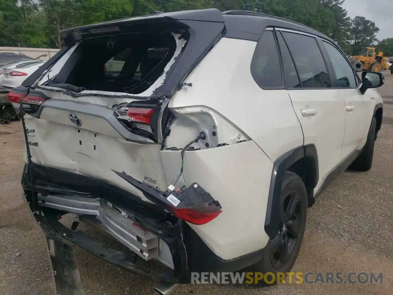 4 Photograph of a damaged car 2T3EWRFV1LW070506 TOYOTA RAV4 2020