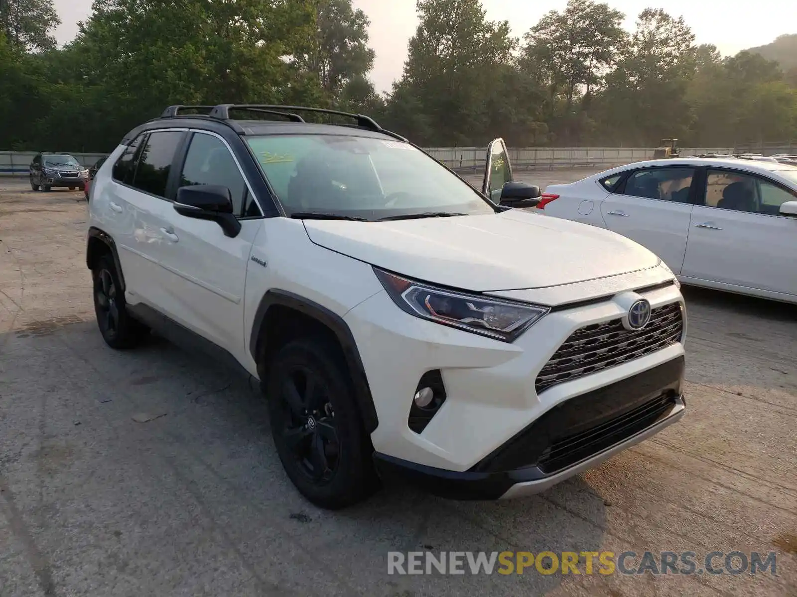 1 Photograph of a damaged car 2T3EWRFV1LW099648 TOYOTA RAV4 2020